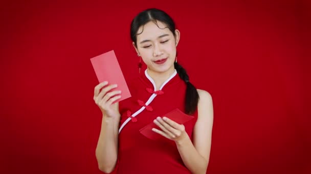 Видео Красивой Азиатской Женщины Красными Конвертами Красный Фон Отпраздновать Китайский — стоковое видео