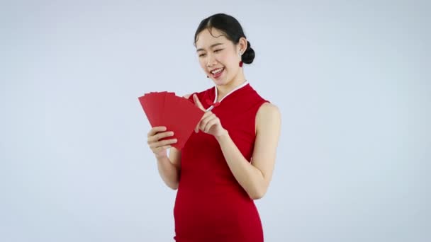 Красивая Азиатская Женщина Красными Конвертами Белом Фоне Отметить Китайский Новый — стоковое видео
