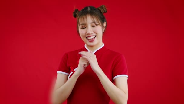 Молодая Азиатка Красном Традиционном Китайском Платье Уважает Желает Позировать Красном — стоковое видео