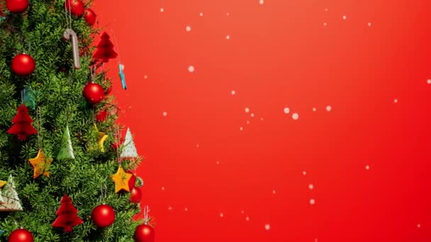 Julgran Dekorera Med Röda Bollar Gyllene Stjärna Snöflinga Och Snö — Stockvideo