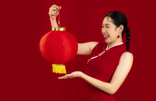 Asian Pretty Woman Wearing Traditional Chinese Dress Holding Red Paper — Photo