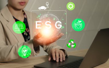 ESG, Çevre Sosyal Yönetimi. Dizüstü bilgisayarı olan ve sürdürülebilir bir iş kadını. İş organizasyonunun gelişimi. Kirliliği azaltmak için yenilenebilir kaynak teknolojisi.
