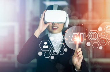 Sanal gerçeklik, VR kulaklıklı iş kadını, küreselleşme ya da gelecekteki iş yenilikleri. Bilgi metaevreni, simgeler üst üste, yapay zeka teknolojisi..