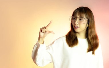 Video ve AR gözlükleri takan Asyalı bir kadın parmaklarını birbirine bağlıyor, öğreniyor, internette sohbet ediyor. Teknoloji gelecekteki yaşam tarzı.