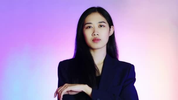 Portrait Belle Femme Asiatique Pointant Isolé Sur Fond Violet Néon — Video