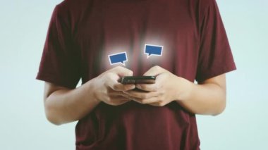 Asyalı bir adam Smartphone 'da simge ile yazı yazıyor, 4K video çevrimiçi iletişim sosyal medya konsepti.