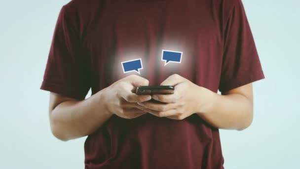 アイコンが付いているスマートフォンでタイピングするアジアの男 物事の概念の4Kビデオオンラインコミュニケーションソーシャルメディアインターネット — ストック動画