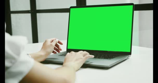 Μια Γυναίκα Κύλιση Touchpad Πράσινο Φορητό Υπολογιστή Οθόνη Στο Χώρο — Αρχείο Βίντεο