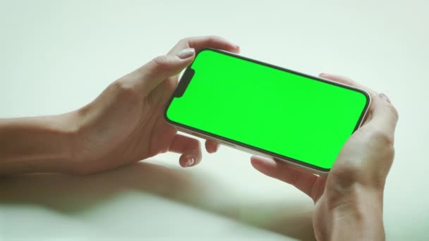 Wanita Dengan Green Screen Chroma Key Smartphone Dewasa Muda Menggunakan — Stok Video
