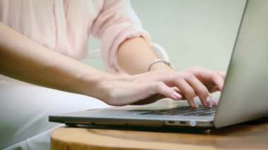 Ofiste dizüstü bilgisayar kullanan bir iş kadını. Evde çalışan genç bir kız öğrenci. Çevrimiçi internet pazarlaması, serbest çalışma, evden çalışma, çevrimiçi eğitim kavramı.