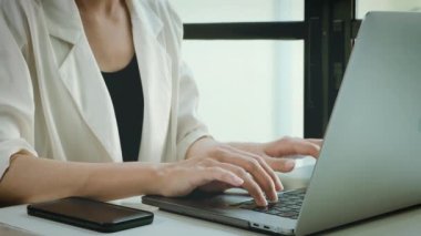 İş kadını iş yerindeki bilgisayarında çalışıyor. Yakın çekim yeri, Business Technology 4K video görüntüleri.