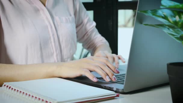 Zakenvrouw Werkt Laptop Computer Online Internet Marketing Freelance Werken Vanuit — Stockvideo
