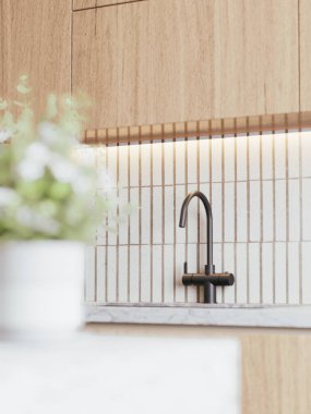 Pürüzsüz bir musluğun arka planda olduğu modern bir mutfak sahnesi.