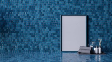 İçinde boş bir çerçeve, havlu ve dekoratif şişeler bulunan mavi karolar bulunan modern bir iç mekan, sakin ve şık bir atmosfer yaratıyor..