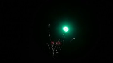Kutlama arka planı için gece gökyüzünde Bule ve Yeşil Havai fişekler. 3d oluşturma.
