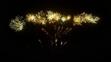 Gece gökyüzünü canlı kırmızı ve altın patlamalarla aydınlatan bir havai fişek gösterisi. Kutlamalar, tatiller, festivaller, Yeni Yıl Arifesi, Bağımsızlık Günü ve festival temaları için. 3d oluşturma.