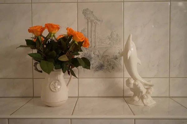 浴室里还有一束橘红色的玫瑰 过着平静的生活 德国柏林 — 图库照片
