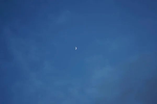 Місяць Прекрасному Хмарному Небі Лютому Берлін Німеччина — стокове фото