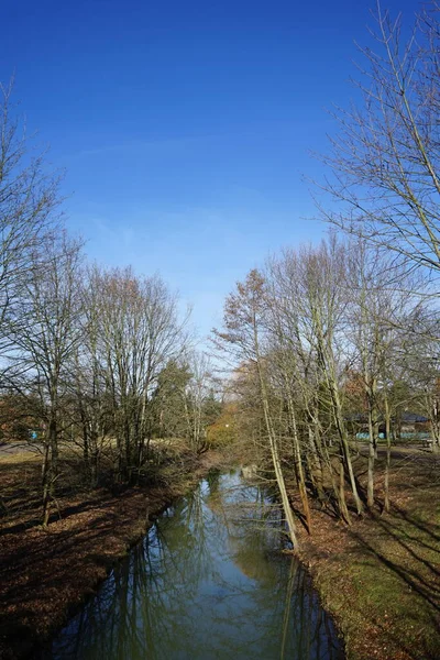 Şubat ayında Wuhle Nehri manzarası ve çevresi. Berlin, Almanya 