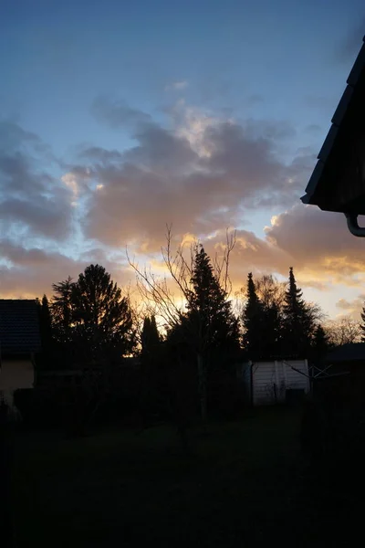 二月日落时 多云的天空美丽极了 德国柏林 — 图库照片