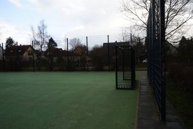 Berlinliler 'in dinlenme alanında çocuk sporları ve oyun alanı Ulmen-Spielplatz. 12621 Berlin, Almanya