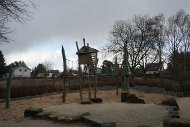 Berlinliler 'in dinlenme alanında çocuk sporları ve oyun alanı Ulmen-Spielplatz. 12621 Berlin, Almanya