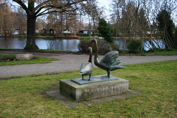 Park Recreatiegebied Met Decoratieve Figuren Van Zwanen Buurt Van Rivier — Stockfoto
