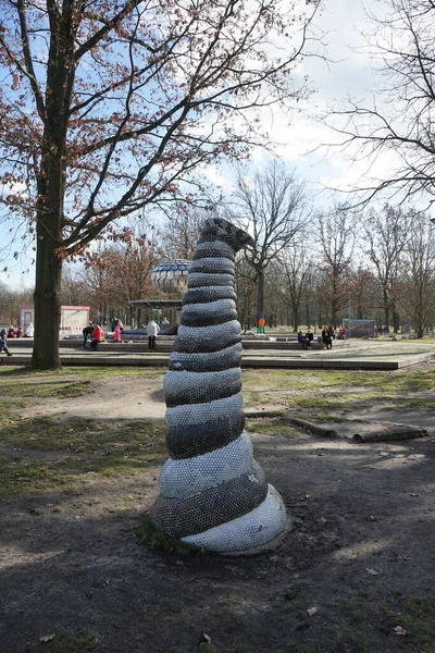 Dekorative Figur Form Einer Pyramide Auf Dem Spielplatz Brunnen Park — Stockfoto