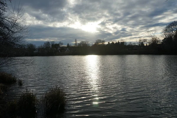 Hermosa Puesta Sol Sobre Lago Wuhlesee Febrero Marzahn Hellersdorf Berlín —  Fotos de Stock