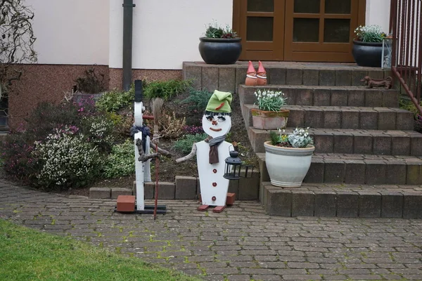 花园的装饰 在房子的入口处 一个女人和一个男人是雪人 作为花园的装饰 德国柏林 — 图库照片