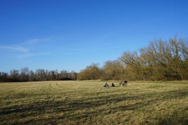 Berlinliler 'in dinlenme alanındaki güzel Mart manzarası. Marzahn-Hellersdorf, Berlin, Almanya