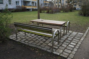 Kiracılar için apartmanların arasındaki bankta. Berlin, Almanya 'da dinlenme alanı 