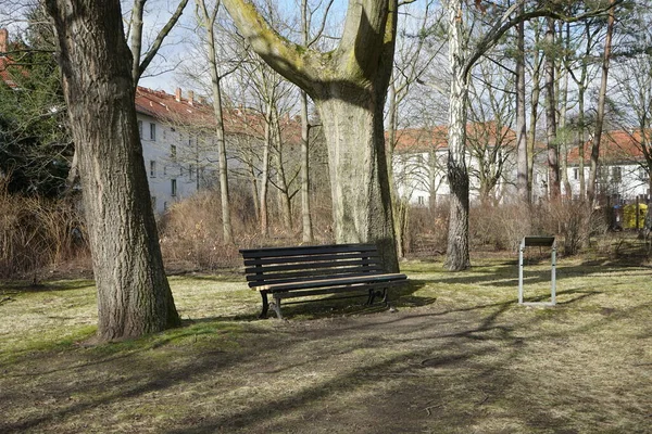 Bench Tuin Tussen Appartementengebouwen Voor Huurders Recreatiegebied Berlijn Duitsland — Stockfoto
