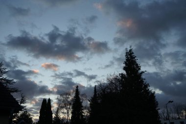 Şubat akşamı gökyüzünde bulutlar var. Berlin, Almanya 