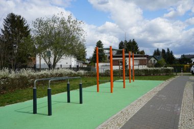 Çubuklu, merdivenli, yatay çubuklu spor sahası. Marzahn-Hellersdorf, Berlin, Almanya