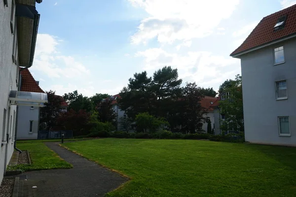 アパートの建物の間の庭で6月に緑の芝生で芝生 ドイツ ベルリン — ストック写真