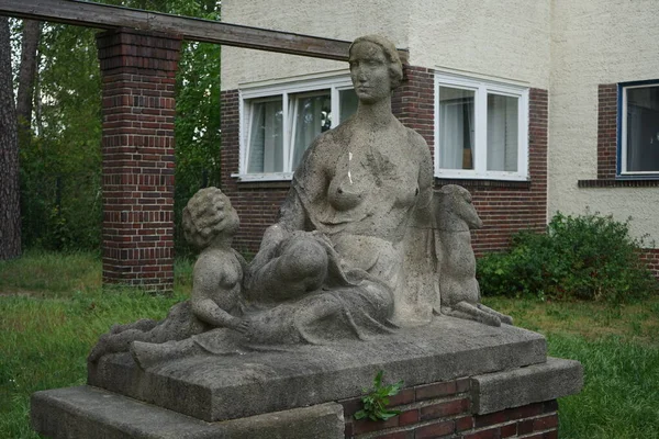 安静の母の彫刻 ウィリー エルンスト シェイド1929年 Mittelheide 12555ベルリン ドイツ — ストック写真