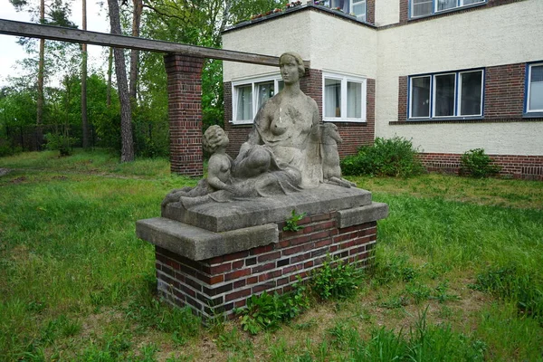 Sculptura Unei Mame Repaus Willy Ernst Schade 1929 Mittelheide 12555 — Fotografie, imagine de stoc