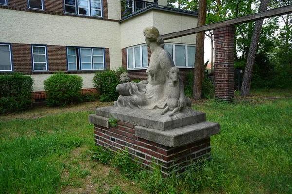 Sculpture Resting Mother Willy Ernst Schade 1929 Mittelheide 12555 Berlin — Stock Photo, Image