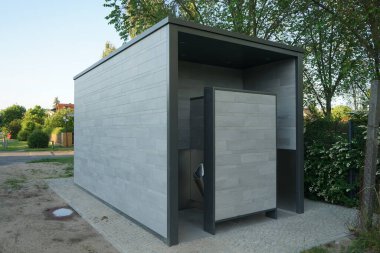 Berlinliler 'in dinlenme alanındaki sokakta umumi tuvalet. Berlin, Almanya