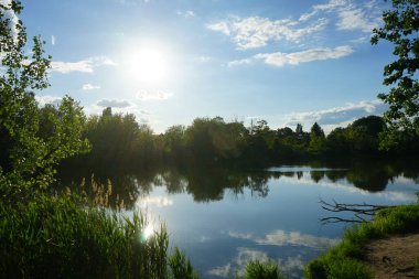 Wuhlesee Gölü Haziran başında gün batımında. Berlin, Almanya