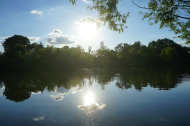 Wuhlesee Gölü Haziran başında gün batımında. Berlin, Almanya