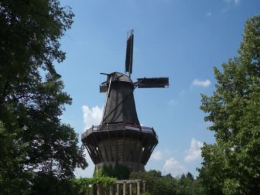 Schloss Sanssouci 'nin yanında tarihi bir değirmen. Almanya 'nın tarihi mimarisi ve simgeleri. Maulbeerallee 5, 14469 Potsdam