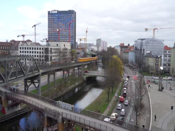 Vista Zona Kreuzberg Landwehkanal Sistema Transporte Berlín Alemania — Vídeo de stock