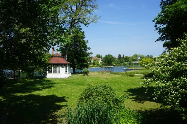 六月份在河边的一个公园的游憩区 树木林立 四周都是植被 德国柏林附近的Ruedersdorf — 图库照片