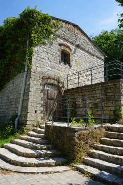 Eski seçmen dağ yazarlığı bürosunun yanındaki dağcılık tesisleri ile tarihi ek binalar. Ruedersdorf bei Berlin, Almanya