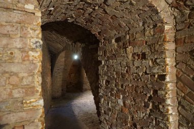 1804 'ten kalma tarihi bir yapı. Kalorifer ocağı, ocağın ocaktan ayrıldığı ve yüksek kalitede kireç elde edildiği yer. Ruedersdorf bei Berlin, Almanya