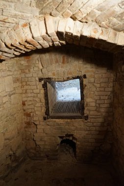 1804 'ten kalma tarihi bir yapı. Kalorifer ocağı, ocağın ocaktan ayrıldığı ve yüksek kalitede kireç elde edildiği yer. Ruedersdorf bei Berlin, Almanya 