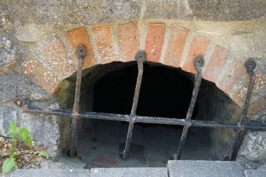 Tarihi ocak fırınının bodrumuna açılan pencere kireç fırını için. Ruedersdorf bei Berlin, Almanya