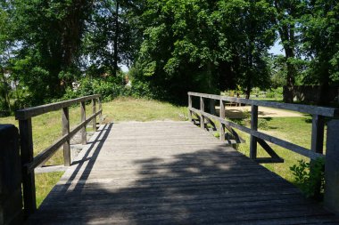 Parkta taş destekli antik ahşap köprü. Ruedersdorf bei Berlin, Almanya